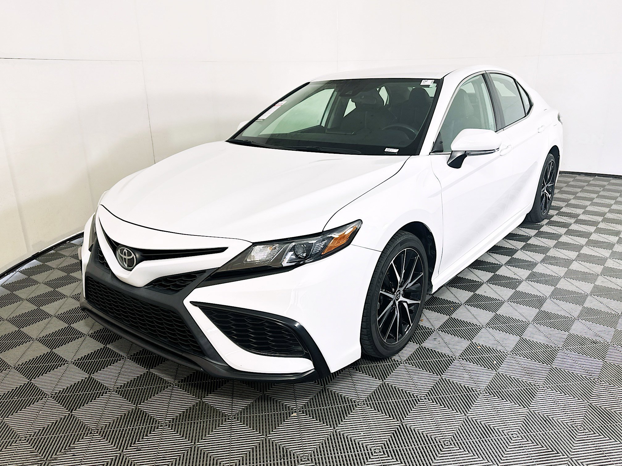 Used 2023 Ice Toyota SE image 7