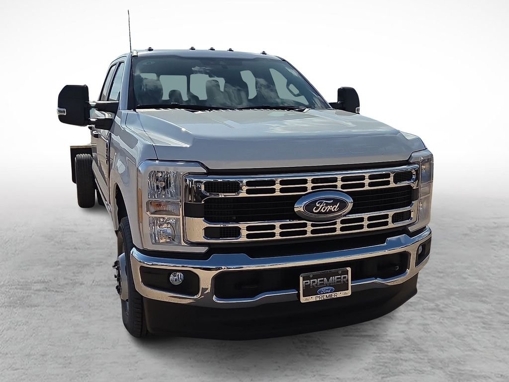 New 2026 Oxford White Ford F-350® XL image 2