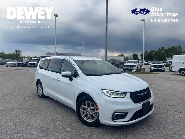2023 Chrysler Pacifica Touring L's photo