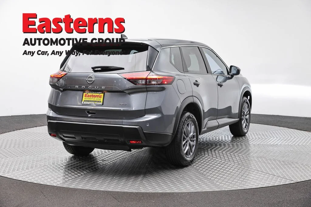 Used 2024 Gray Nissan S image 5