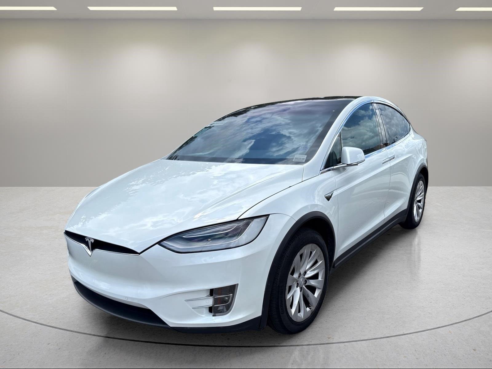 Used 2020  Tesla Long Range image 1
