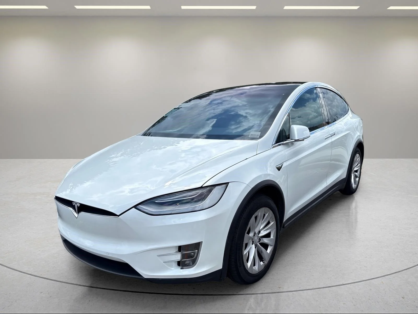 Used 2020  Tesla Long Range image 1