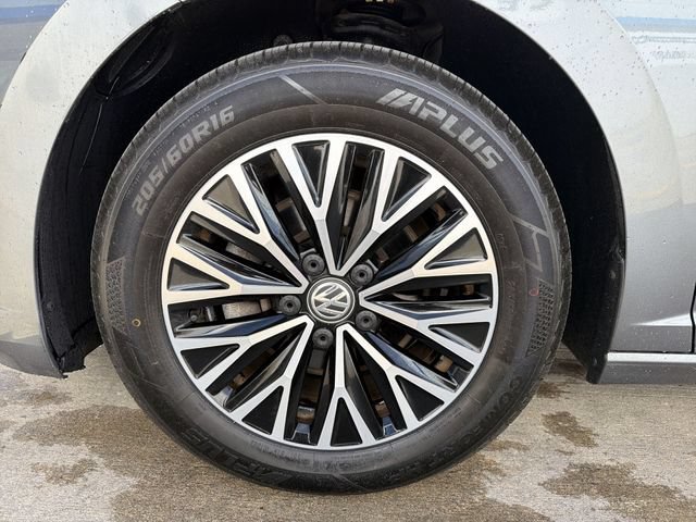 Used 2019  Volkswagen S image 12