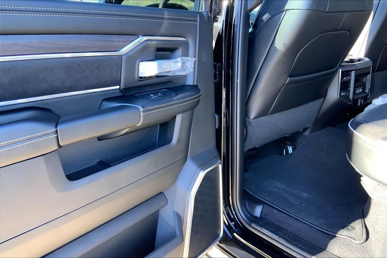 New 2026 Diamond Black Crystal Pearl-Coat Exterior Paint RAM Laramie image 17
