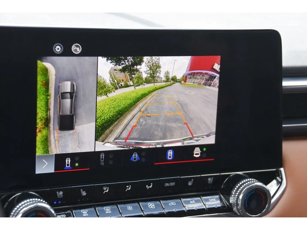 Used 2024 Summit White GMC 4WD AT4 image 19