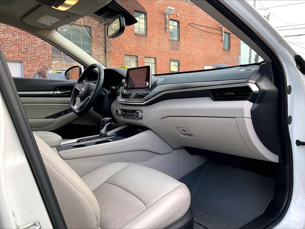Used 2019 White Nissan 2.5 SL image 14
