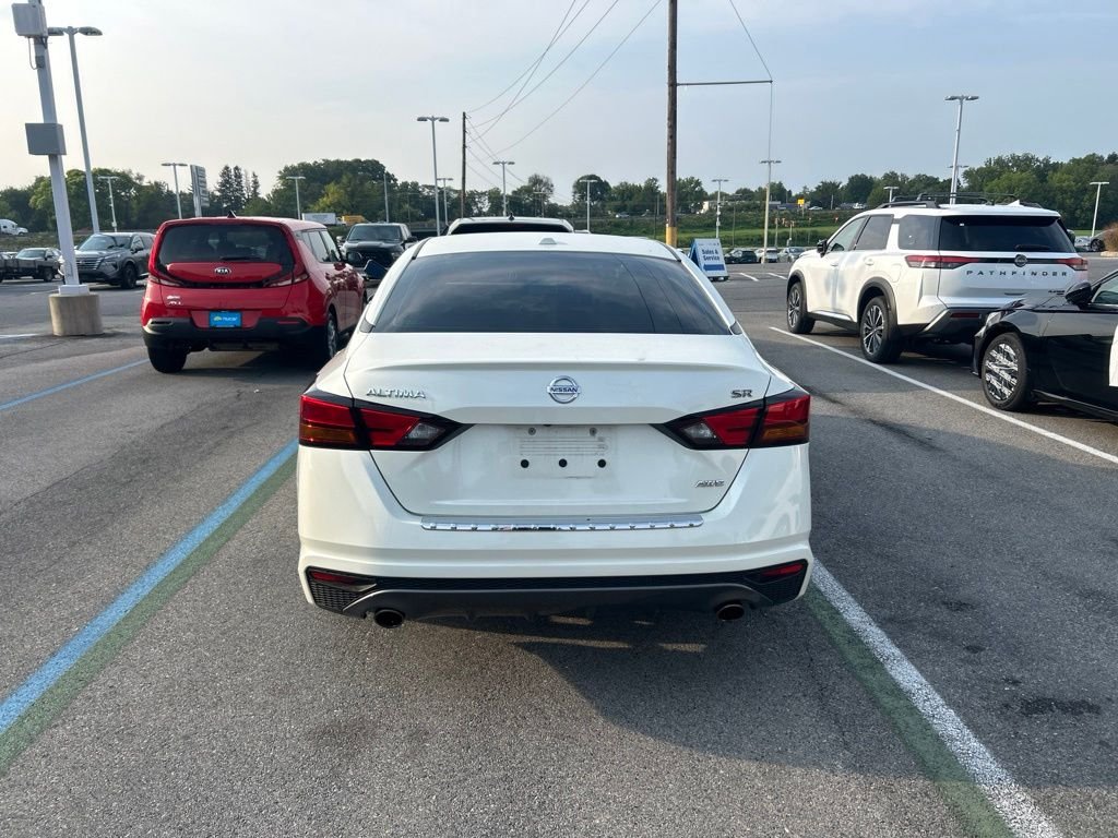 Used 2019 White Nissan 2.5 SR image 6
