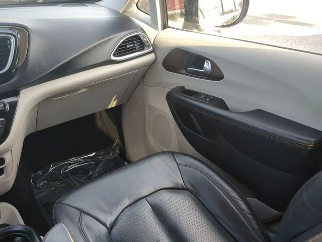 Used 2019 Brilliant Black Crystal Pearlcoat Chrysler Touring L image 17