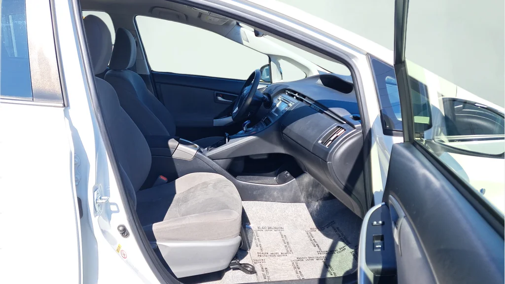 Used 2015 White Toyota Three image 16