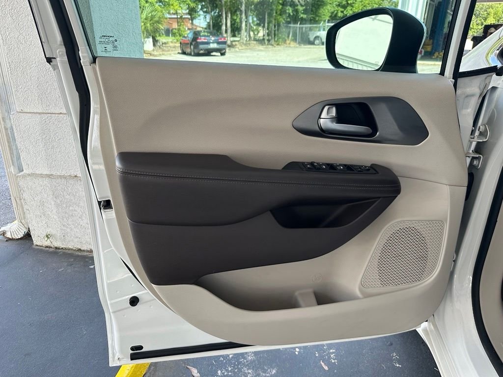 Used 2017 White Chrysler Touring image 11