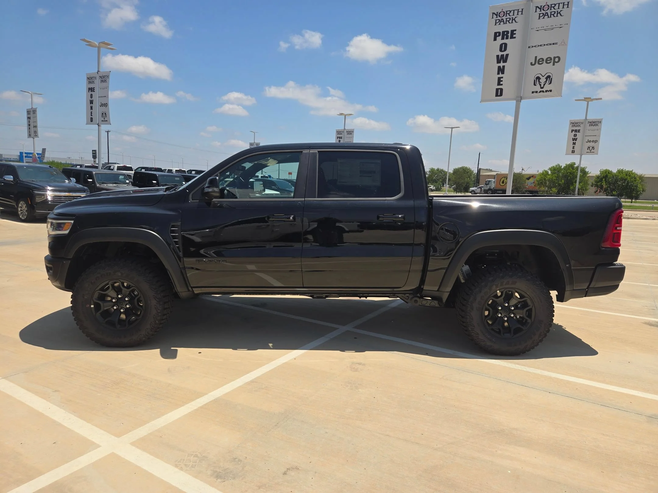 New 2026 Diamond Black Crystal Pearl-Coat Exterior Paint RAM RHO image 6