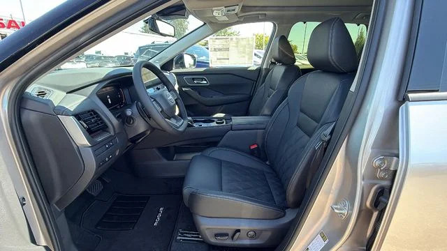 New 2026 Champagne Silver Metallic / Super Black Two-tone Nissan Platinum image 32