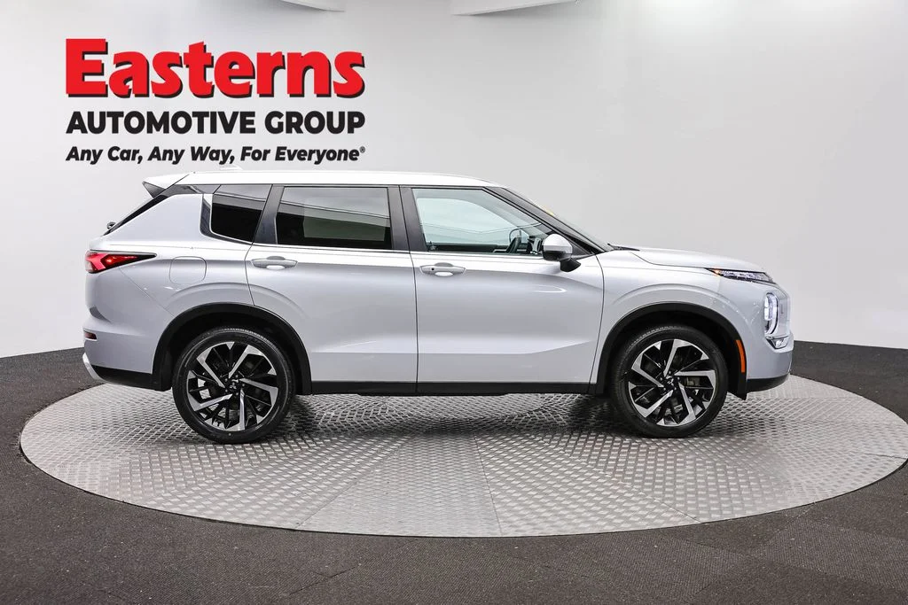Used 2024 White Mitsubishi SE image 4