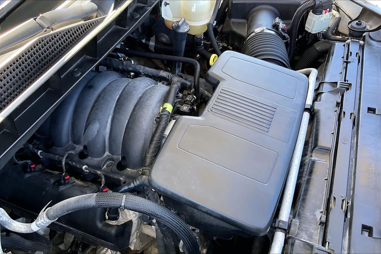 Used 2021 Summit White GMC  image 33