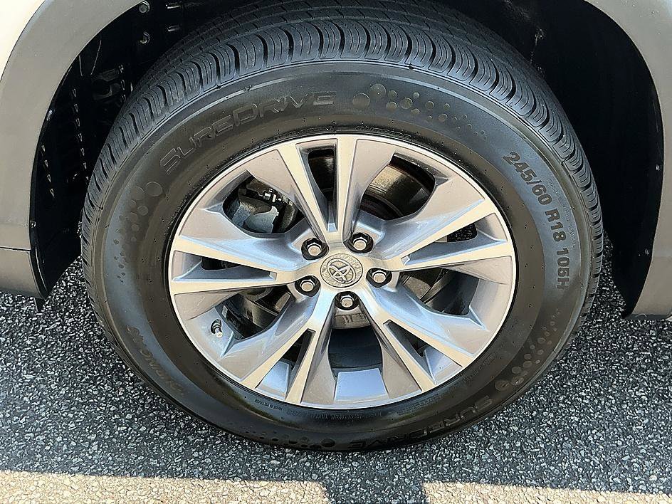 Used 2015 Silver Sky Metallic Toyota XLE image 9