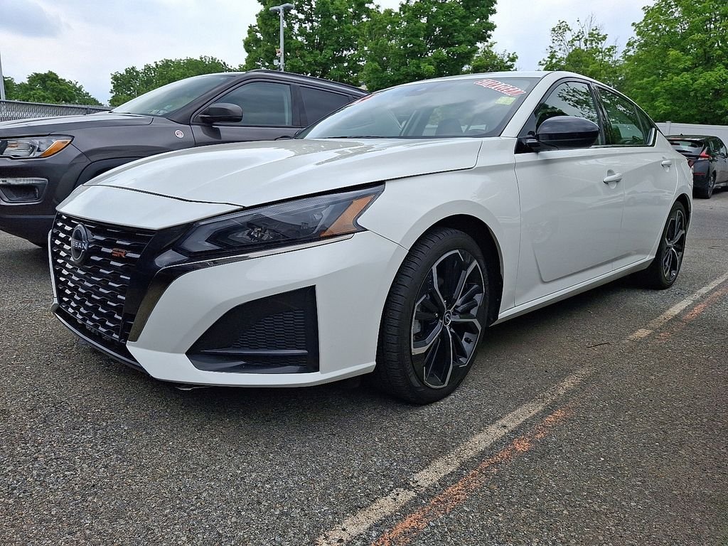 Used 2024 White Nissan 2.5 SR image 3