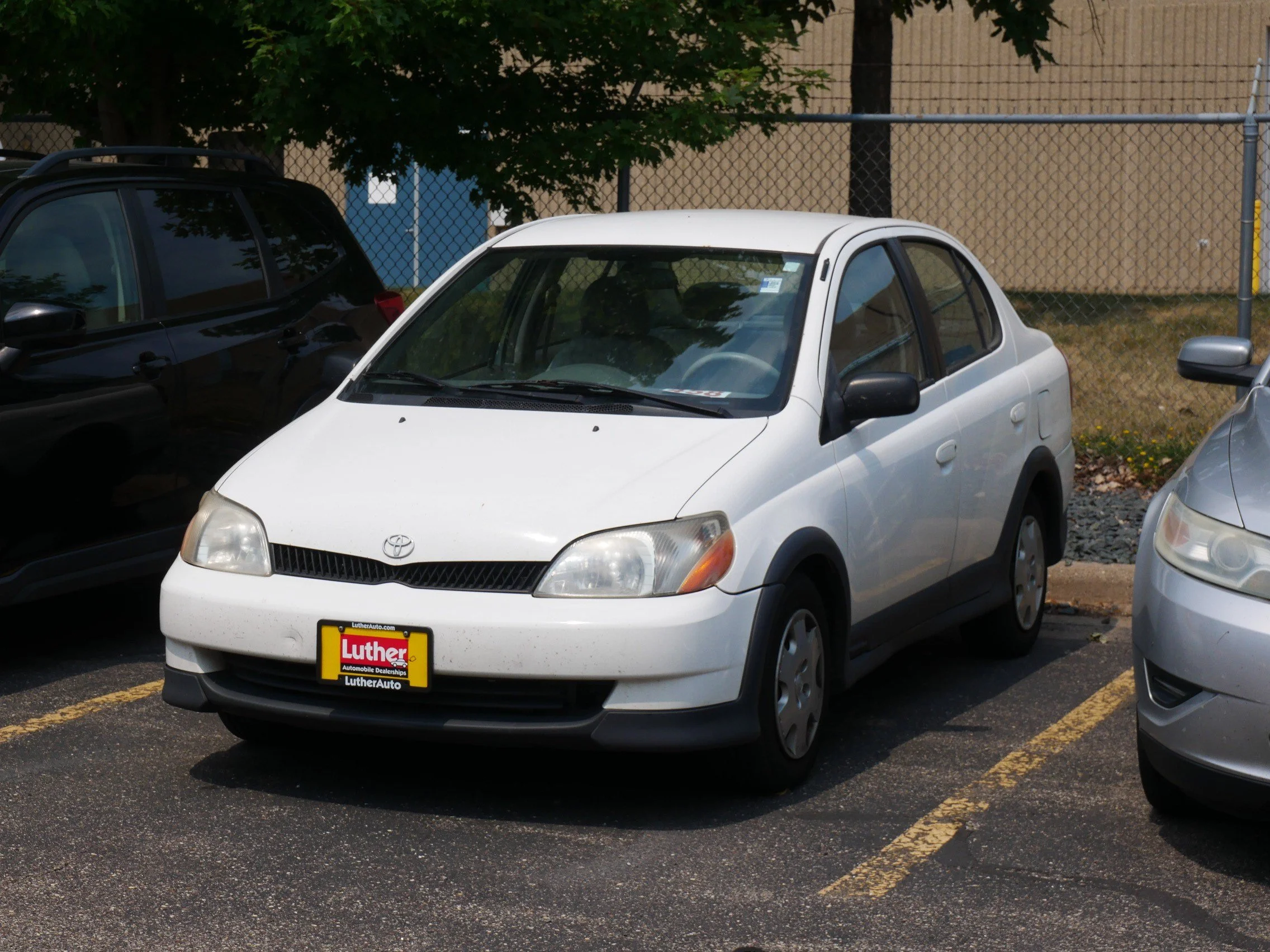 Used 2002 Polar White Toyota Sedan AT image 3