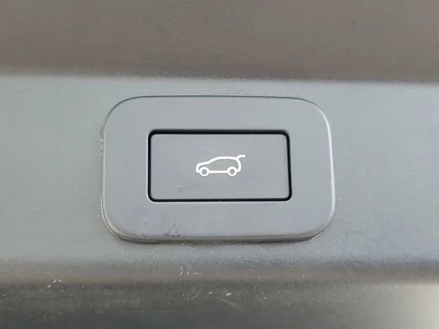 Used 2025 Black Land Rover SE image 30