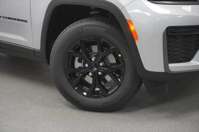 New 2026 Silver Zynith Exterior Paint Jeep Laredo image 4