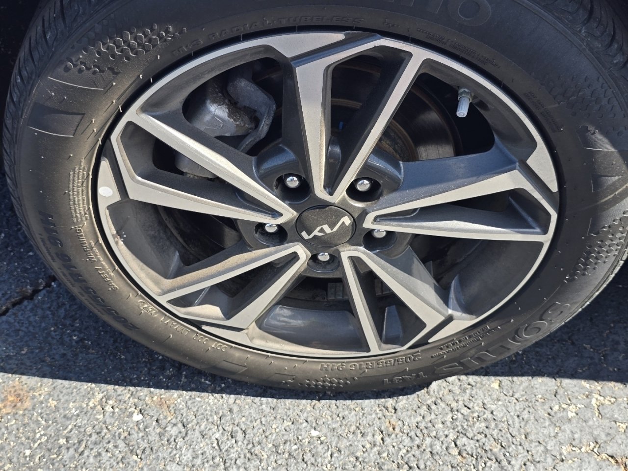 Used 2023 White Kia LXS image 23