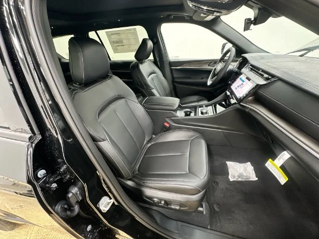 New 2027 High-Gloss Black Paint Jeep Limited image 35