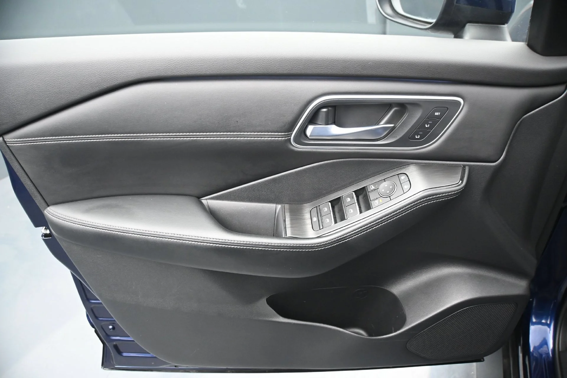 Used 2026 Deep Ocean Blue Pearl Nissan Platinum image 23