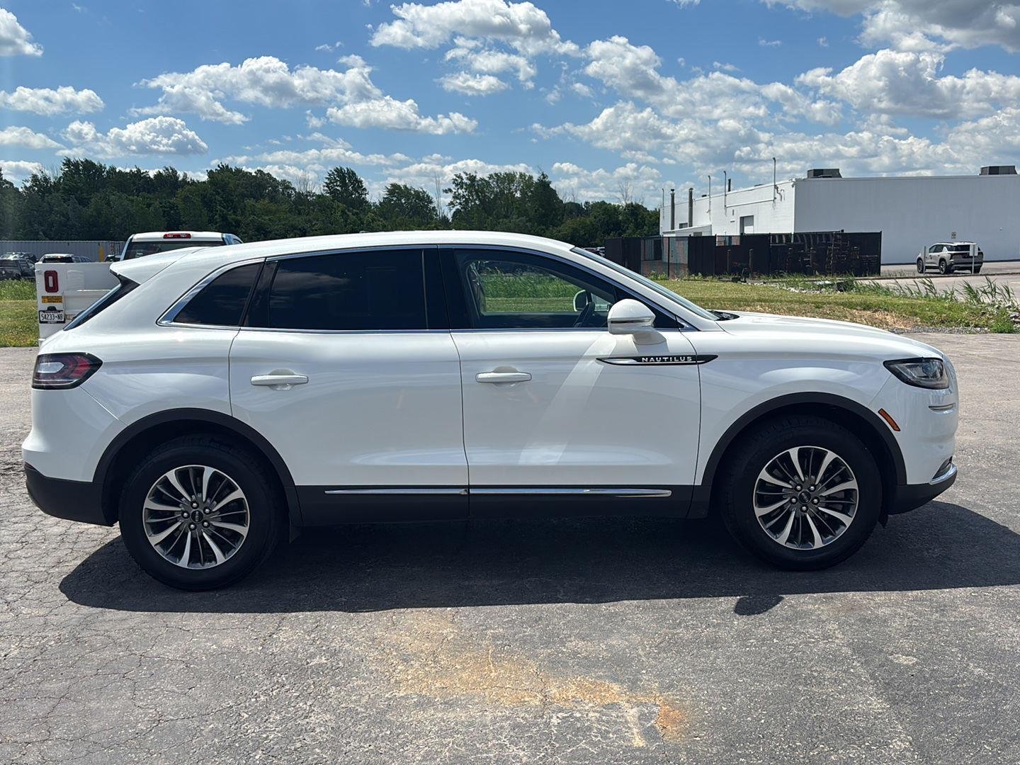 Used 2023 Pristine White Lincoln Standard image 8