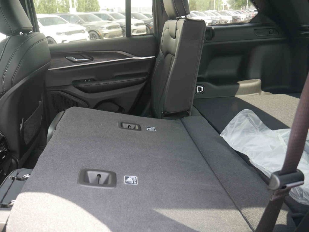 New 2026 Bright White Clear-Coat Exterior Paint Jeep Laredo image 14
