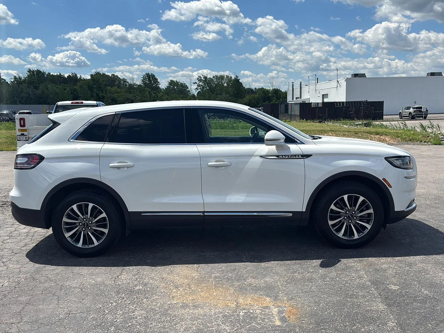 Used 2023 Pristine White Lincoln Standard image 8