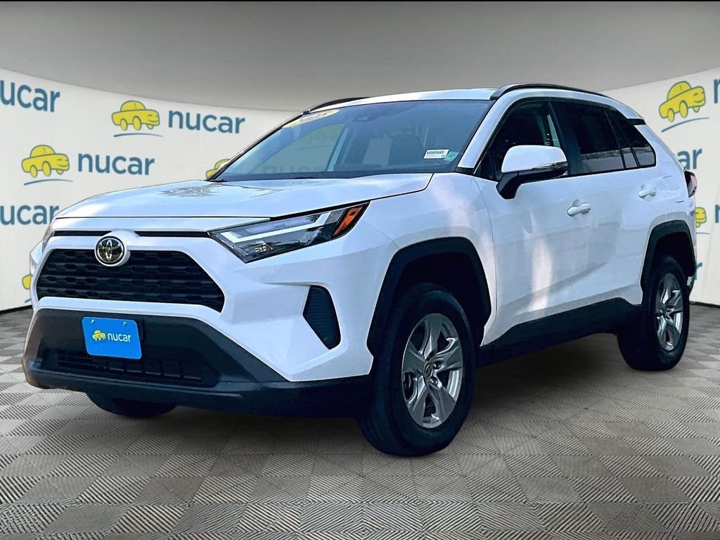 Used 2025 White Toyota XLE image 3