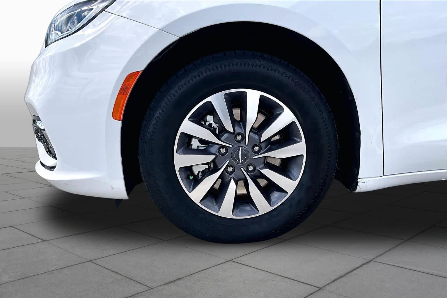 Used 2024 Bright White Clearcoat Chrysler Hybrid Select image 11