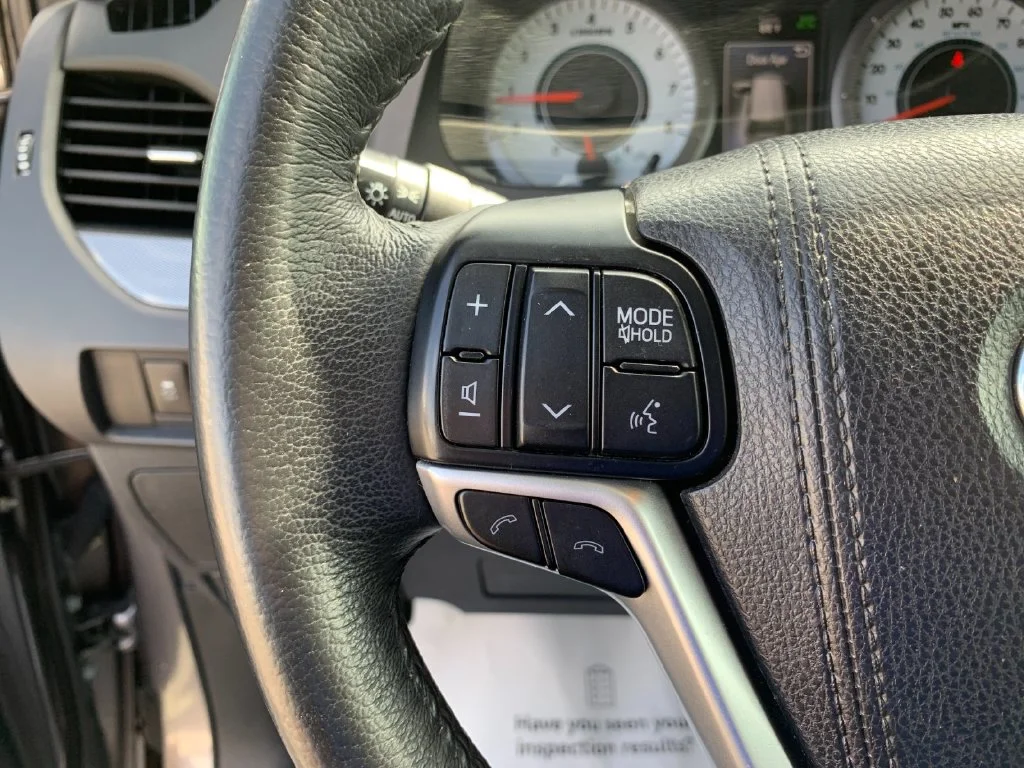 Used 2018 Gray Toyota SE Premium image 29