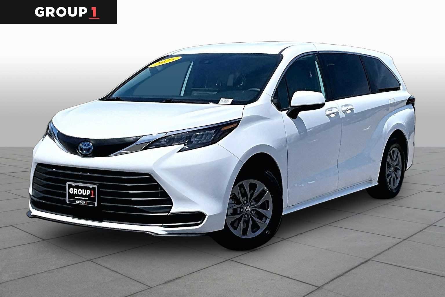 2025 Toyota Sienna LE 8-Passenger Hybrid FWD's photo