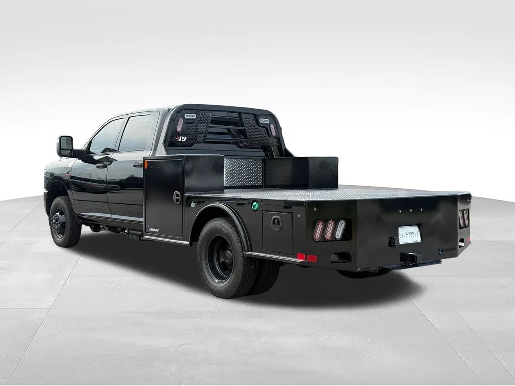 New 2026 Diamond Black Crystal Pearl-Coat Exterior Paint RAM Tradesman image 3