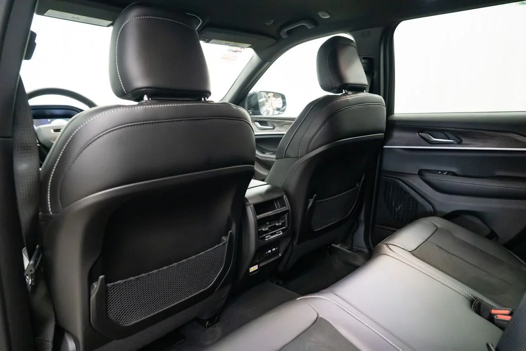 New 2026 Diamond Black Crystal Pearl-Coat Exterior Paint Jeep Altitude image 23