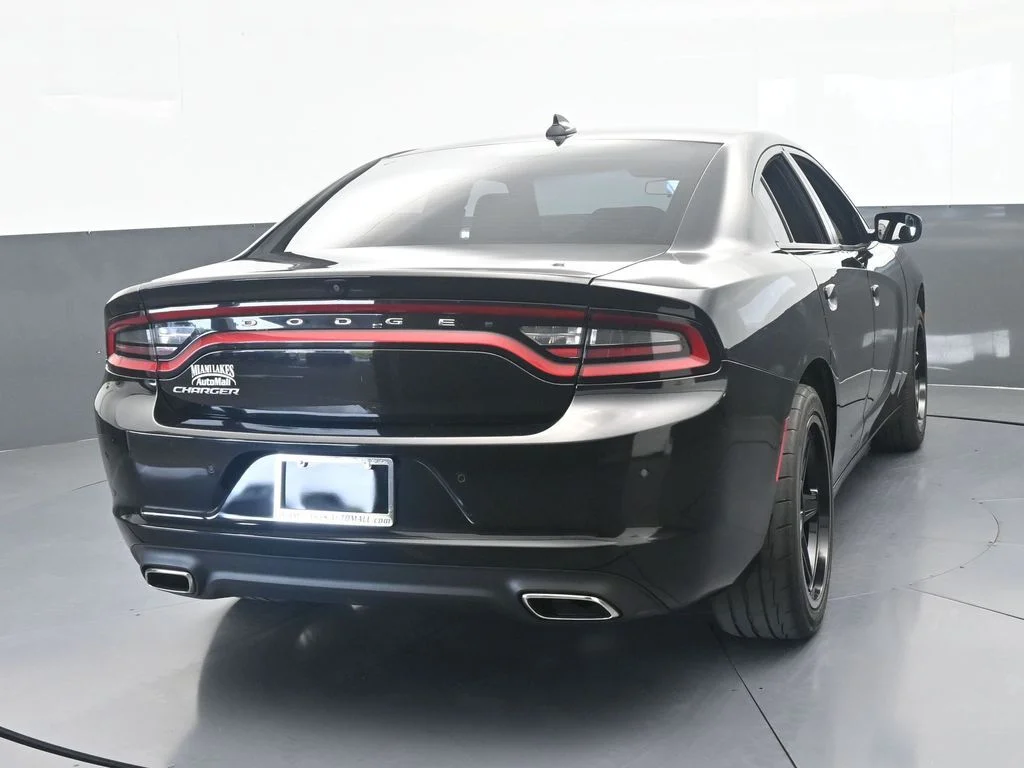 Used 2023 Pitch Black Clearcoat Dodge SXT image 4