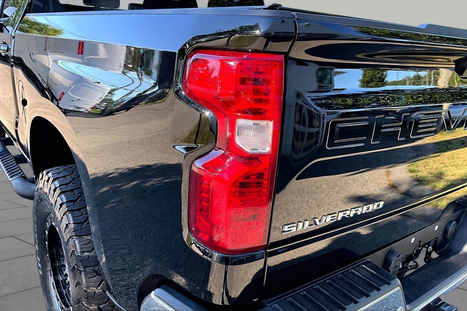 Used 2022 Black Chevrolet LT image 27