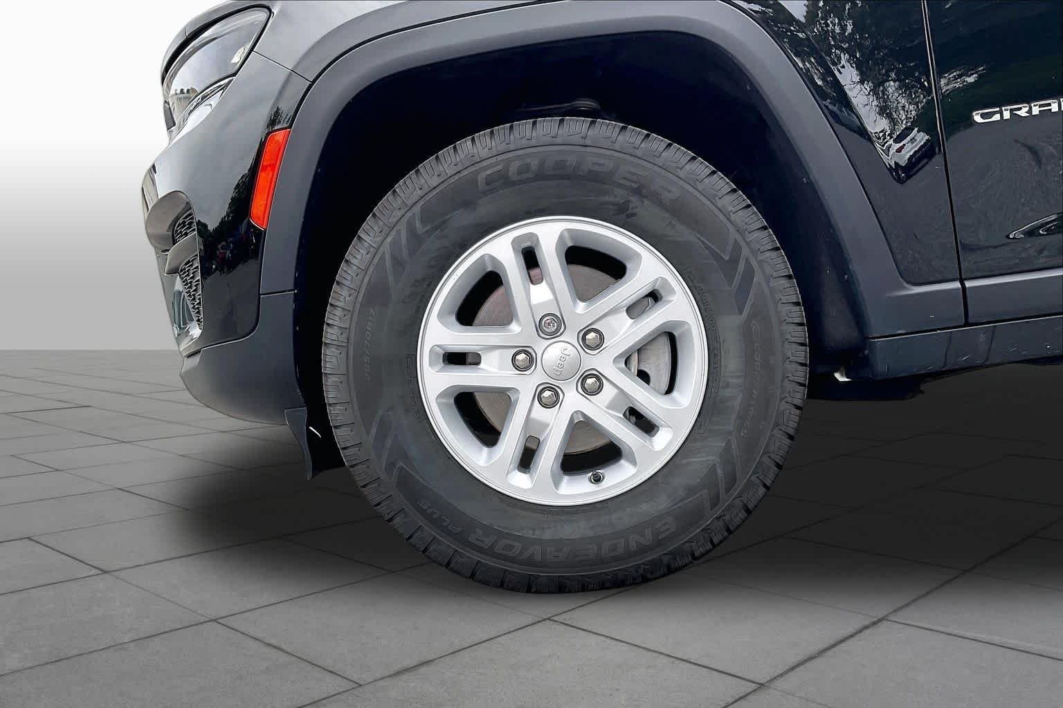 Used 2023 Diamond Black Crystal Pearlcoat Jeep Laredo image 10