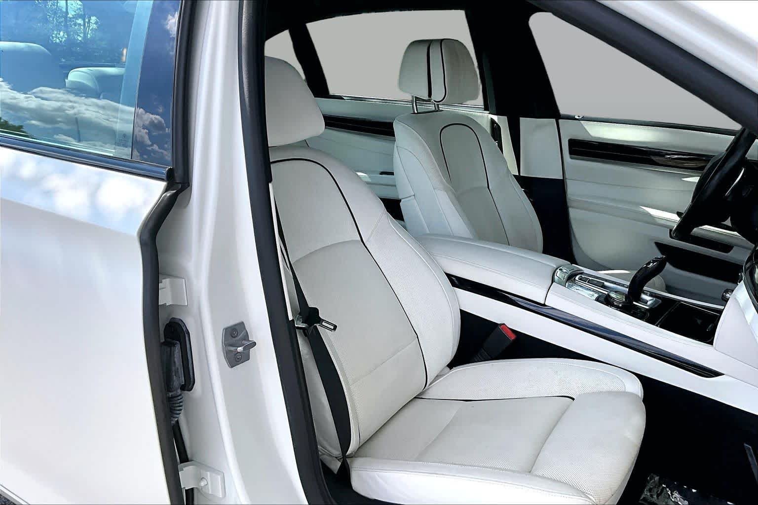 Used 2015  BMW 750Li xDrive image 8