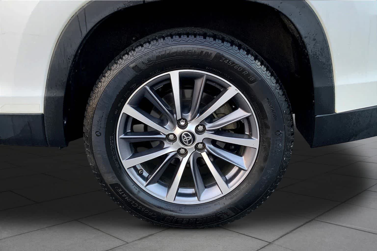 Used 2019 Blizzard Pearl Toyota XLE image 12