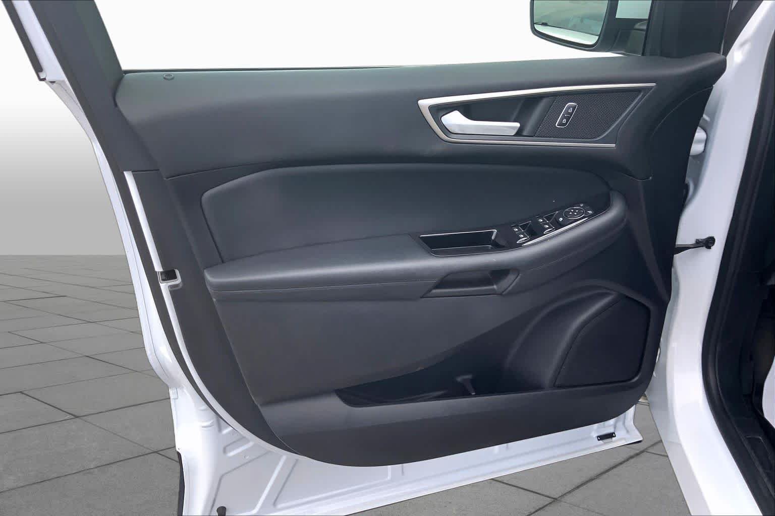 Used 2019 Oxford White Ford SEL image 22