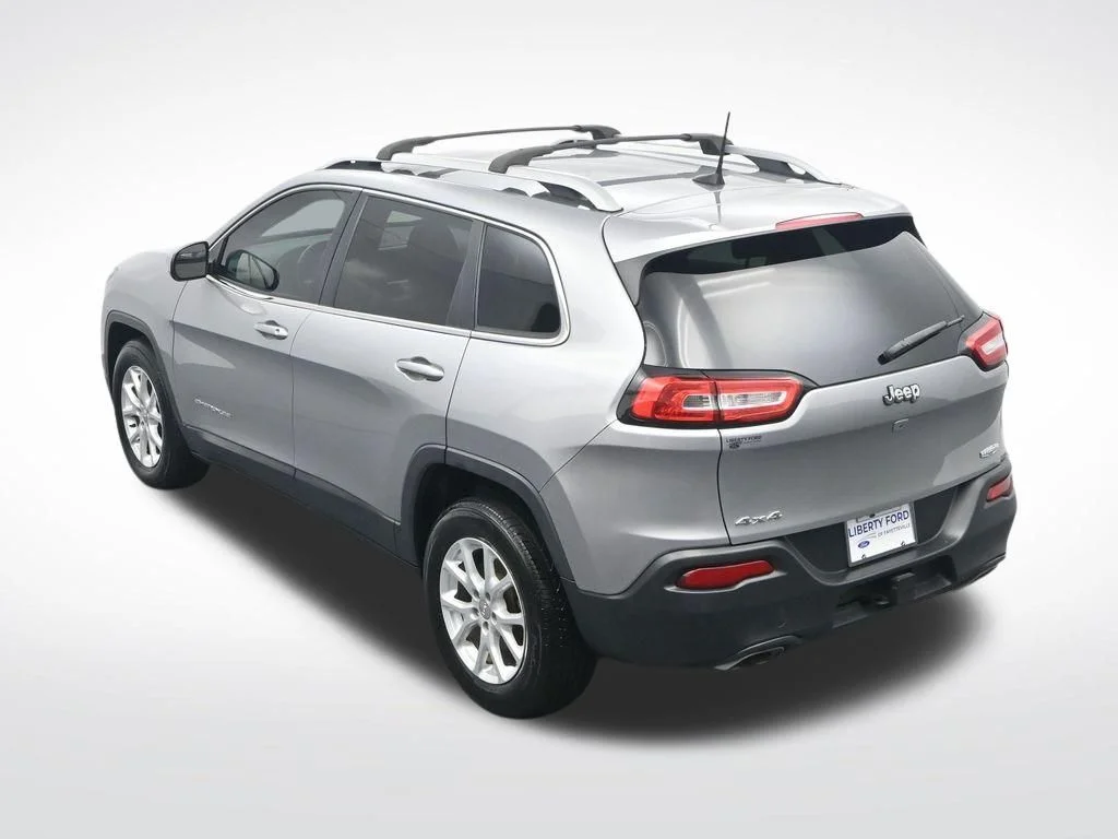 Used 2017 Billet Silver Metallic Clearcoat Jeep Latitude image 29