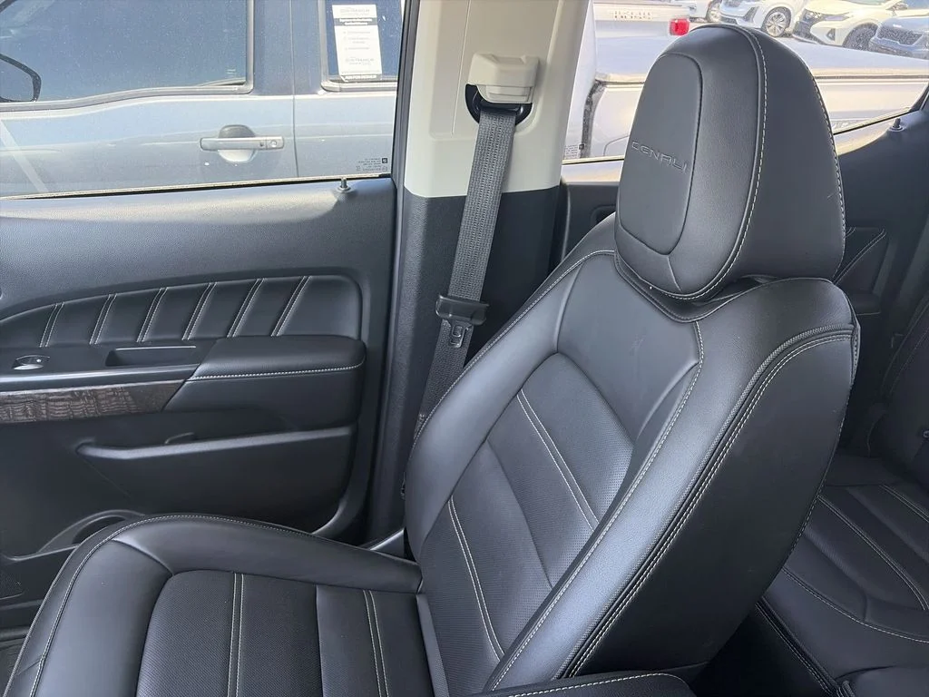 Used 2022 White GMC Denali image 24