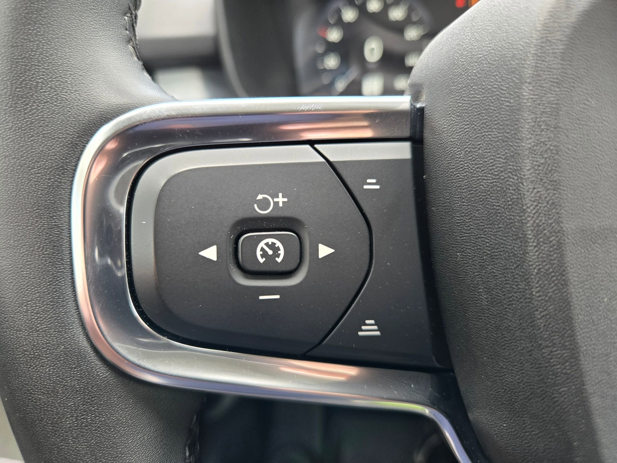 Used 2022 Denim Blue Metallic Volvo Momentum image 27