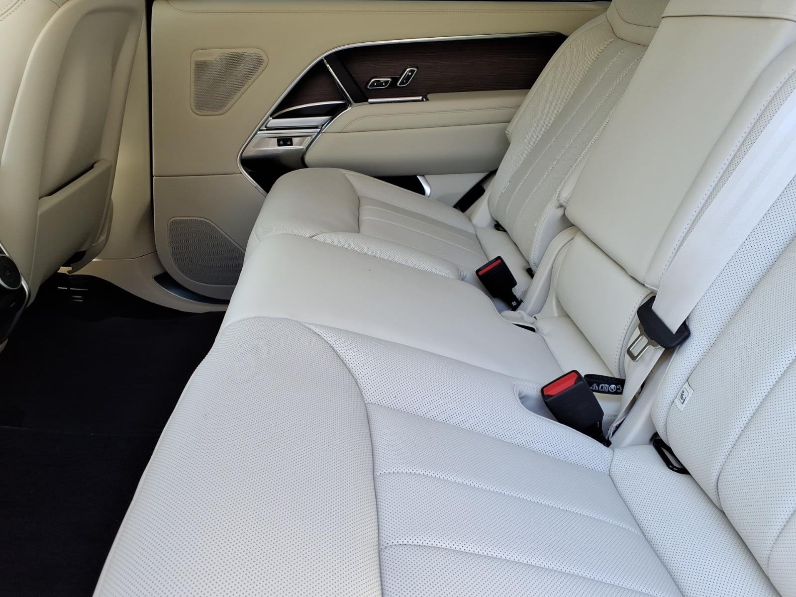 New 2026 Ostuni Pearl White Land Rover SE LWB image 5