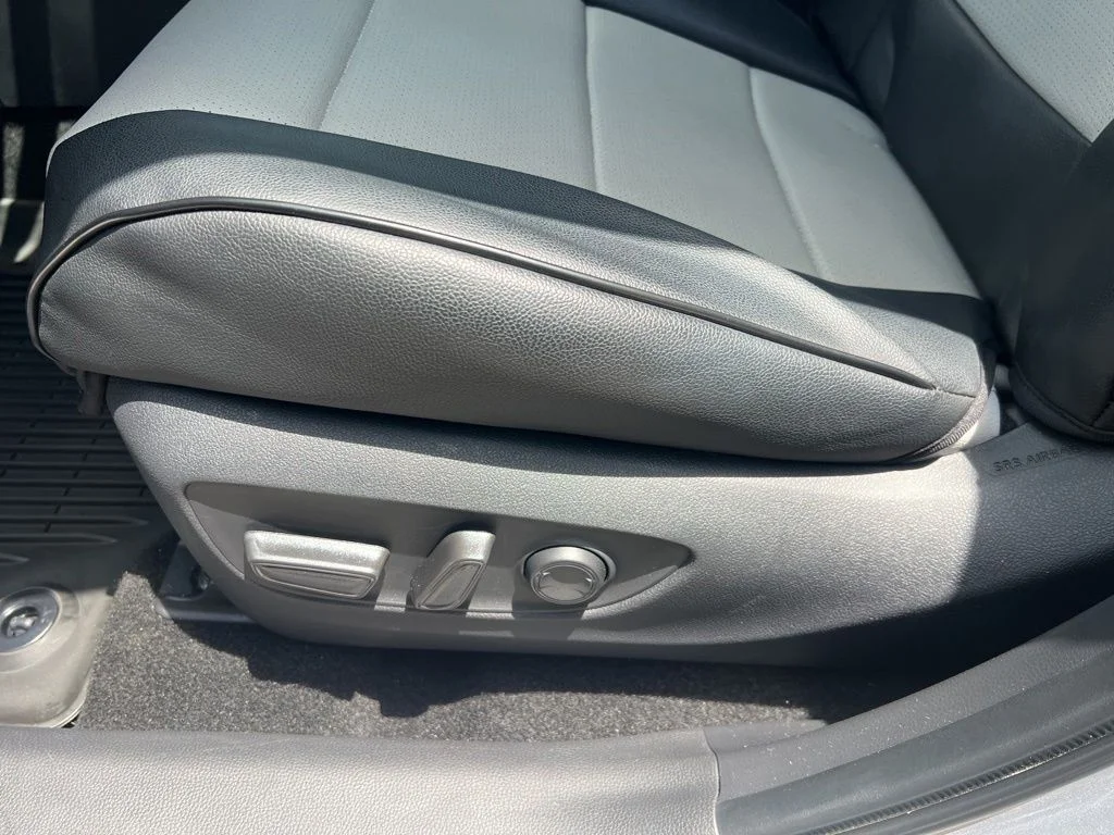 Used 2025  Toyota XLE image 42