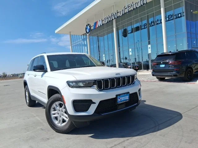 Used 2025 White/off-white Jeep Laredo image 1