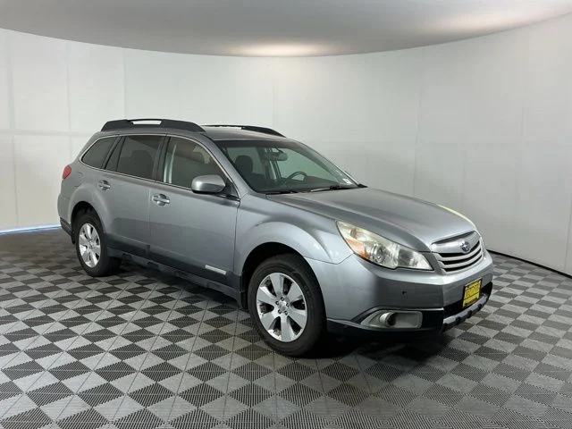 Used 2010  Subaru 2.5i Premium image 3