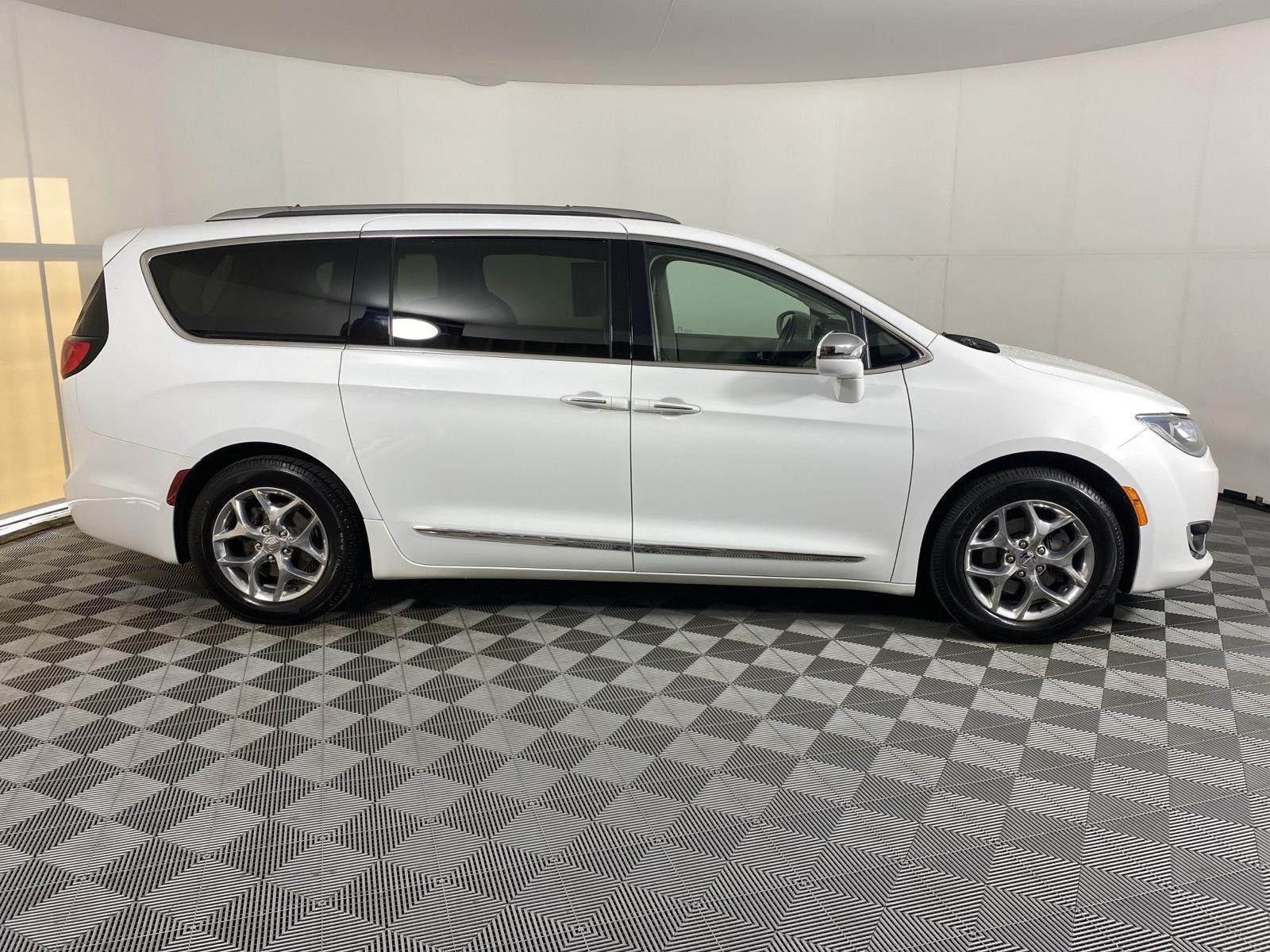 Used 2019 Bright White Clearcoat Chrysler Limited image 4