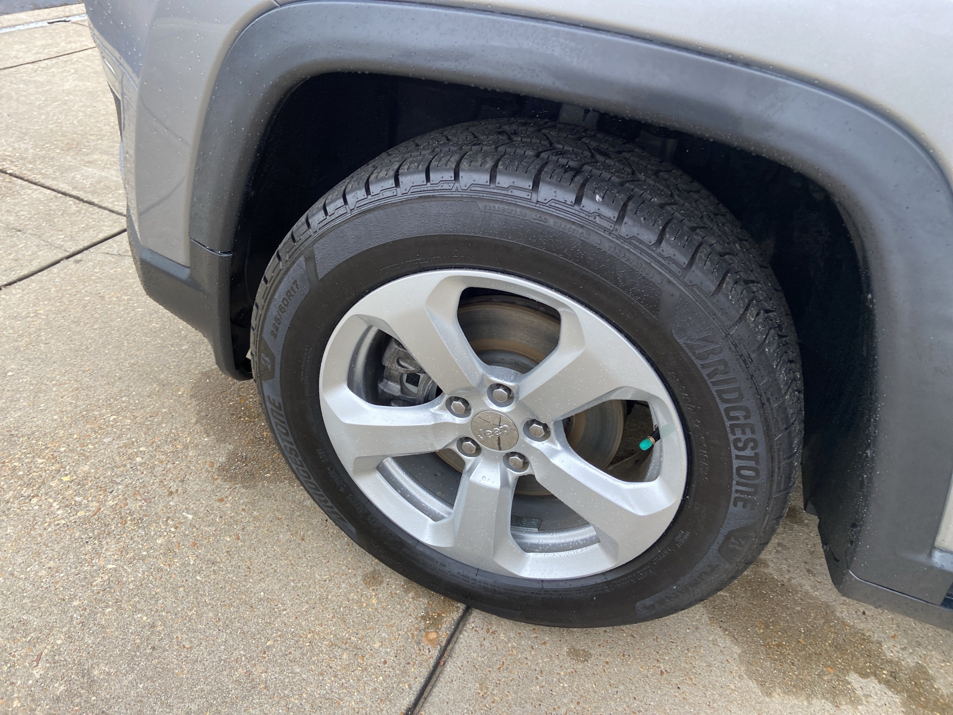 Used 2019 Billet Silver Metallic Clearcoat Jeep Latitude image 27